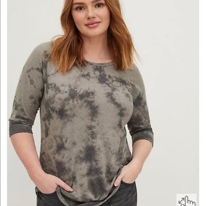 Torrid size 4 Raglan tee